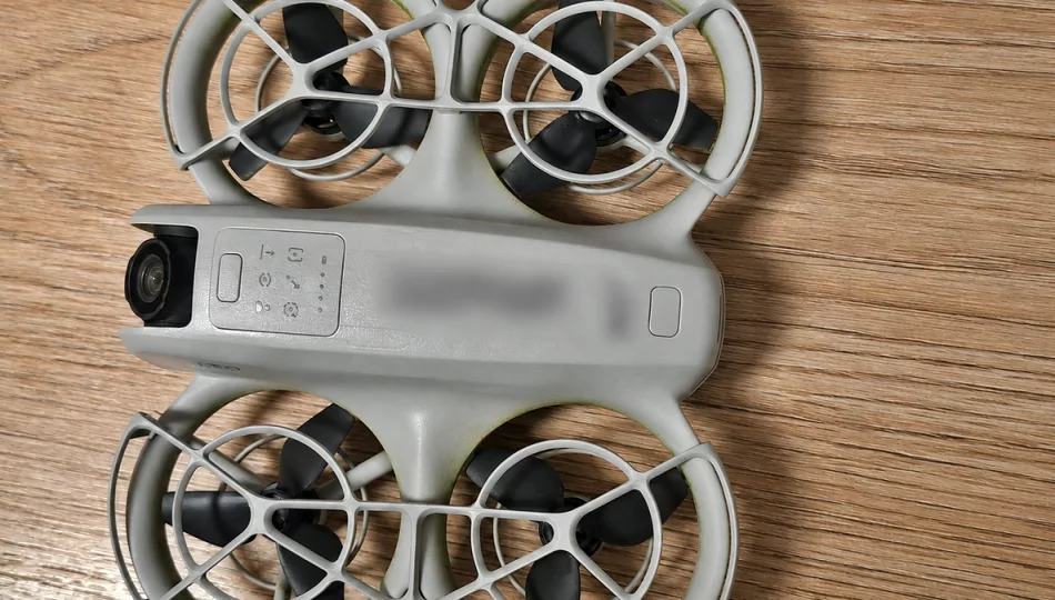 Dron spadł na jadący samochód - zdjęcie 1