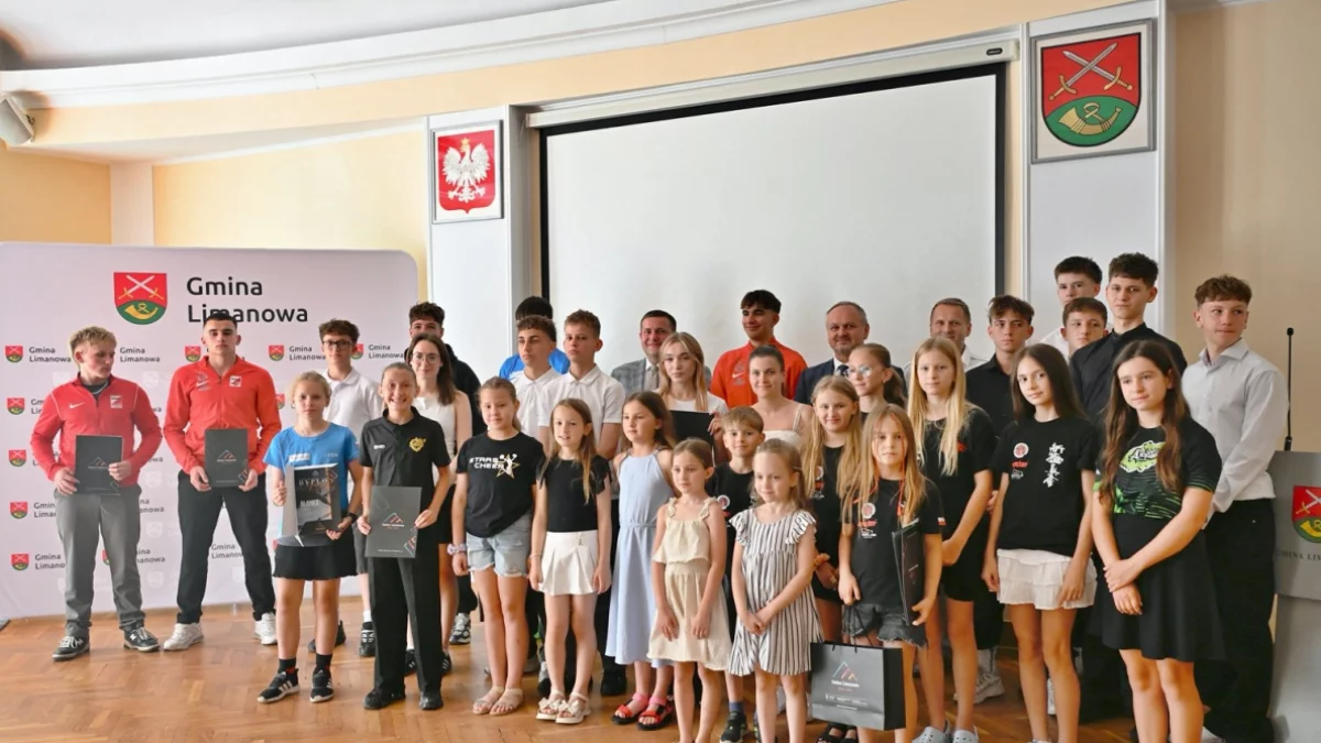 Wręczenie nagród dla sportowców w sali konferencyjnej Urzędu Gminy Limanowa