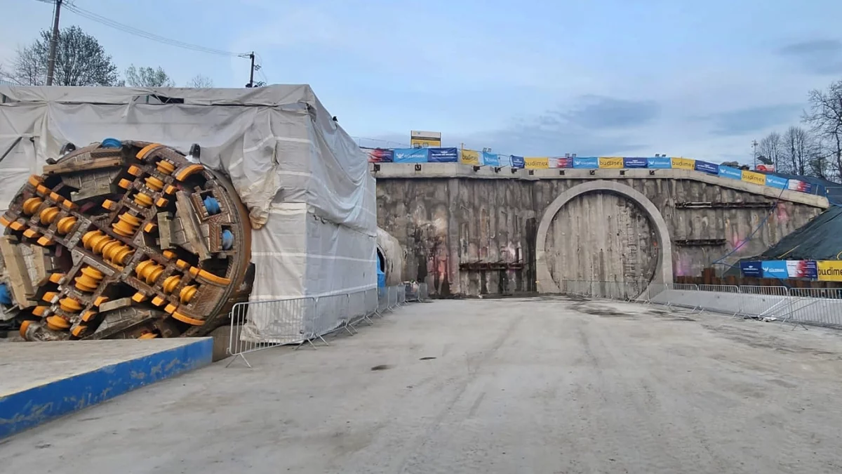 Portal tunelu kolejowego w Mordarce