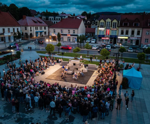 Cyrk, teatr i niezwykłe emocje – 39. ULICA Festival zachwycił Limanową - Zdjęcie główne