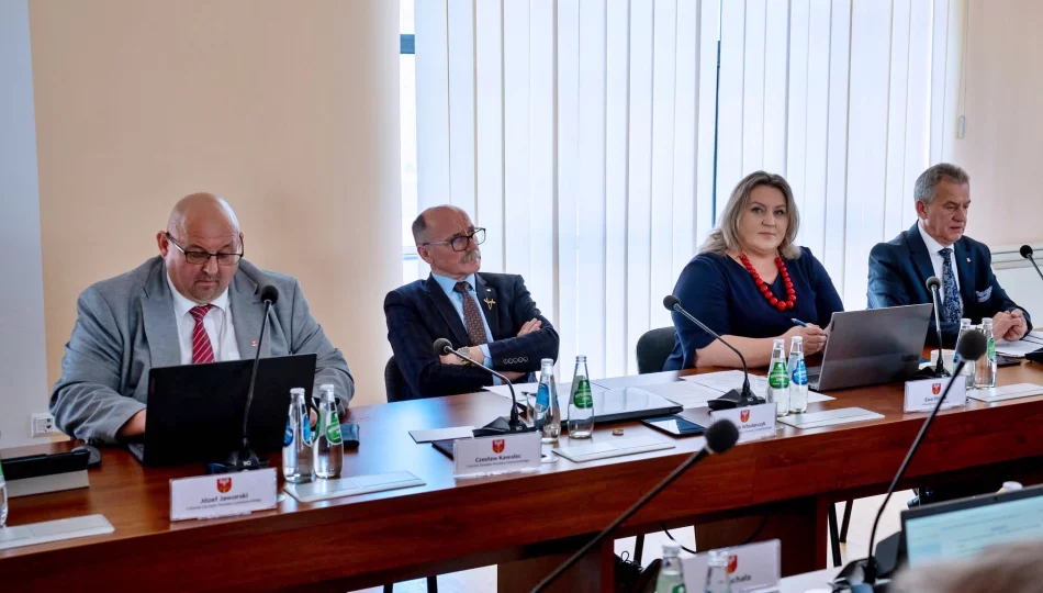 Gra o stołki: sesja odwołana w ostatniej chwili, w tle pomyłka opozycji i frakcje w PiS - zdjęcie 1