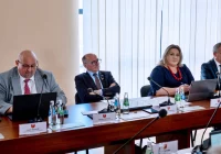 Gra o stołki: sesja odwołana w ostatniej chwili, w tle pomyłka opozycji i frakcje w PiS - zdjęcie główne