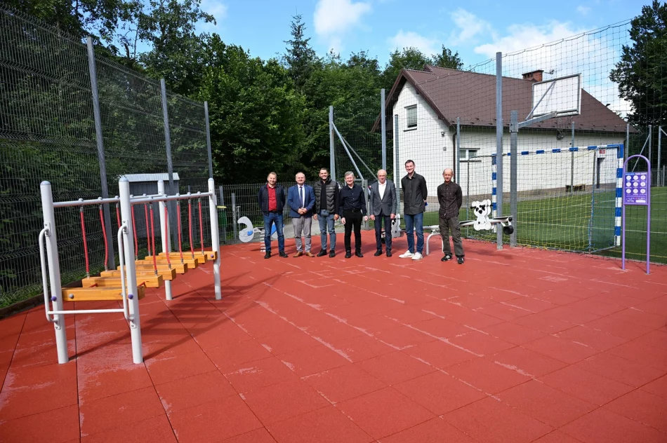 Nowy plac zabaw w Sowlinach - zdjęcie 2