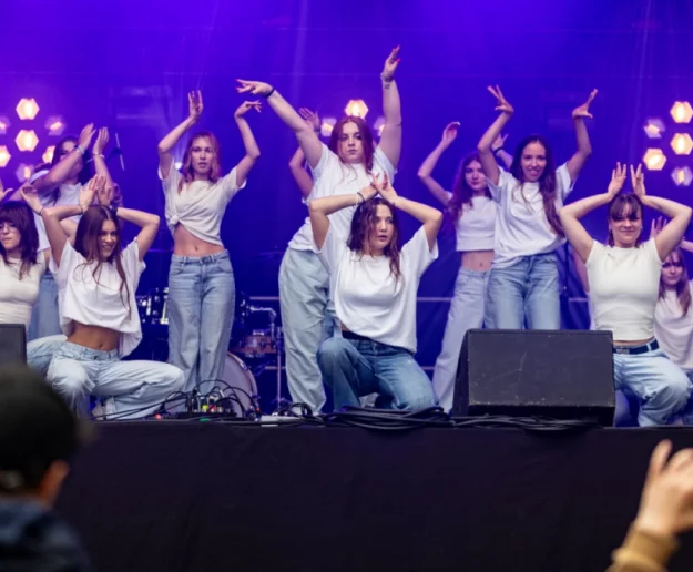 Piętnastu finalistów na scenie. Znamy program talent show - zdjęcie główne
