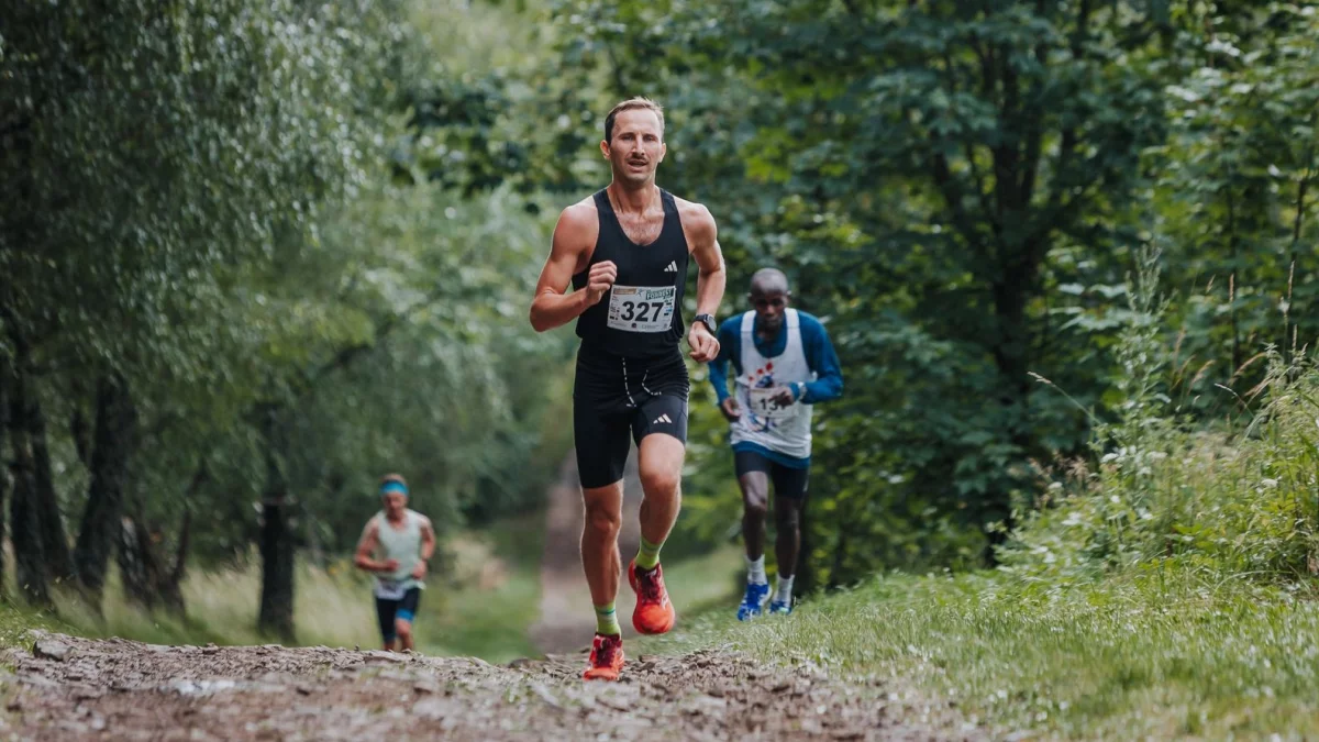 Biegacze górscy startujący w zawodach sportowych 