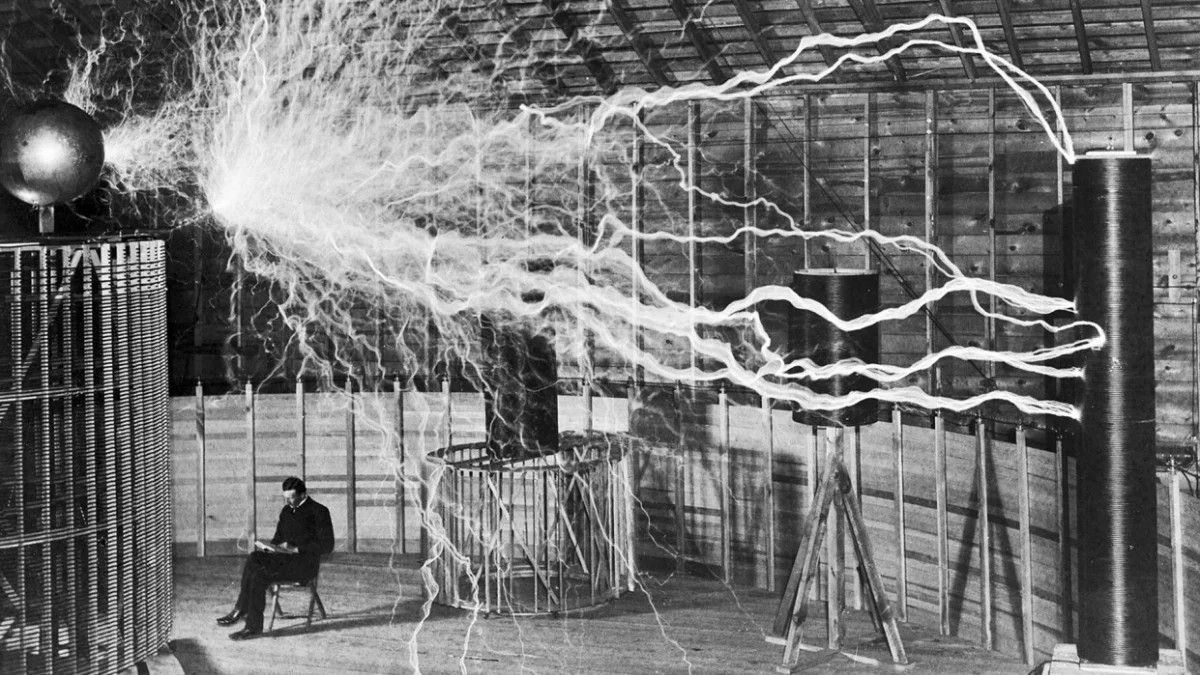 Nikola Tesla w swoim laboratorium w Colorado Springs, 1899