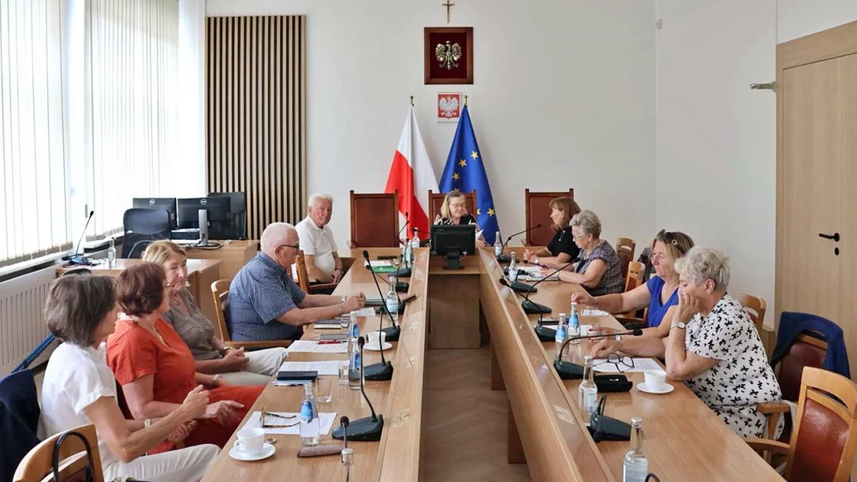 Sala narad urzędu miasta podczas posiedzenia Miejskiej Rady Seniorów