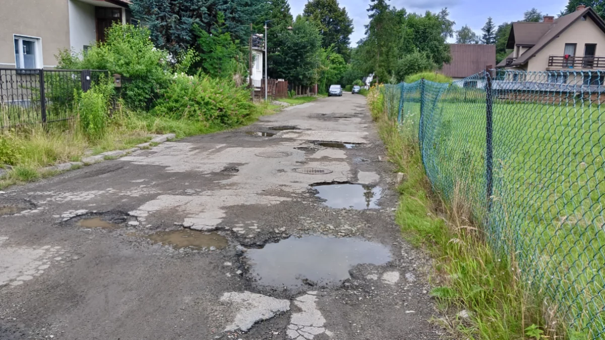Ulica Podhalan w Mszanie Dolnej przed rozpoczęciem prac remontowych