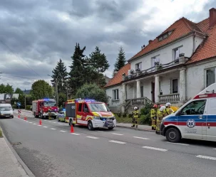 Samochód uderzył w dom - zdjęcie główne