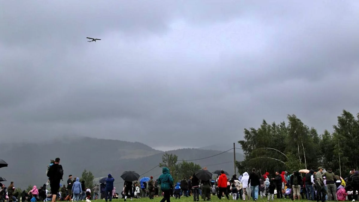 Historyczne samoloty PZL-104 Wilga i Jak-18 podczas pokazów lotniczych na Dzielcu w Słopnicach