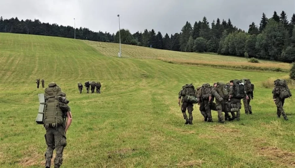 Marsz pograniczników w pełnym ekwipunku  - zdjęcie 1