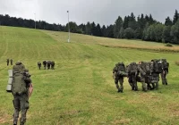 Marsz pograniczników w pełnym ekwipunku  - zdjęcie główne