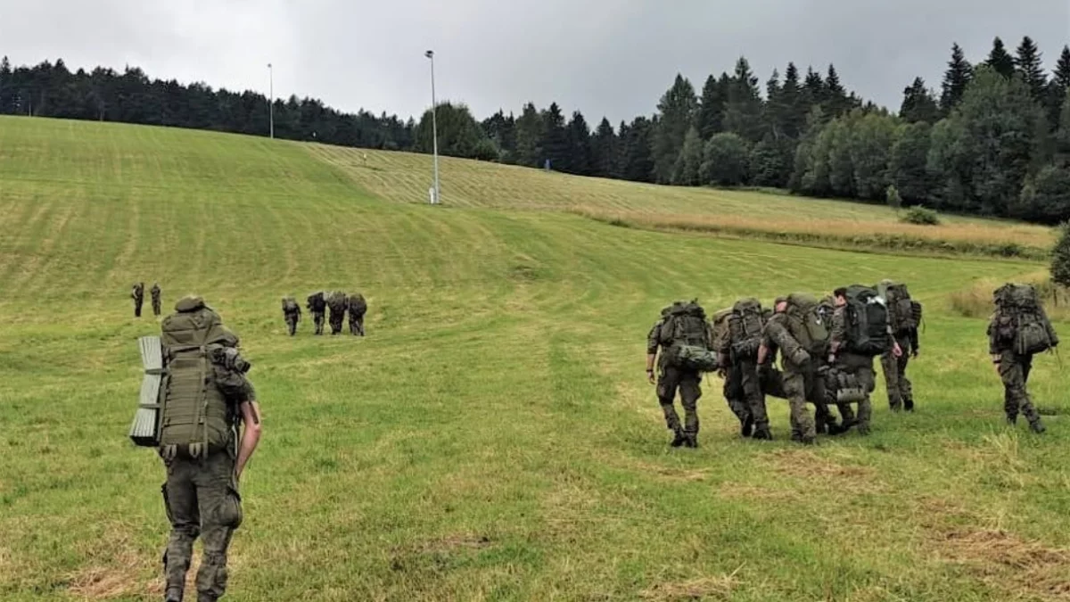 Marsz pograniczników w pełnym ekwipunku 