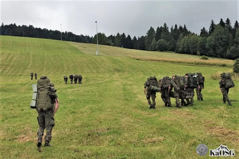 Marsz pograniczników w pełnym ekwipunku  - zdjęcie 2