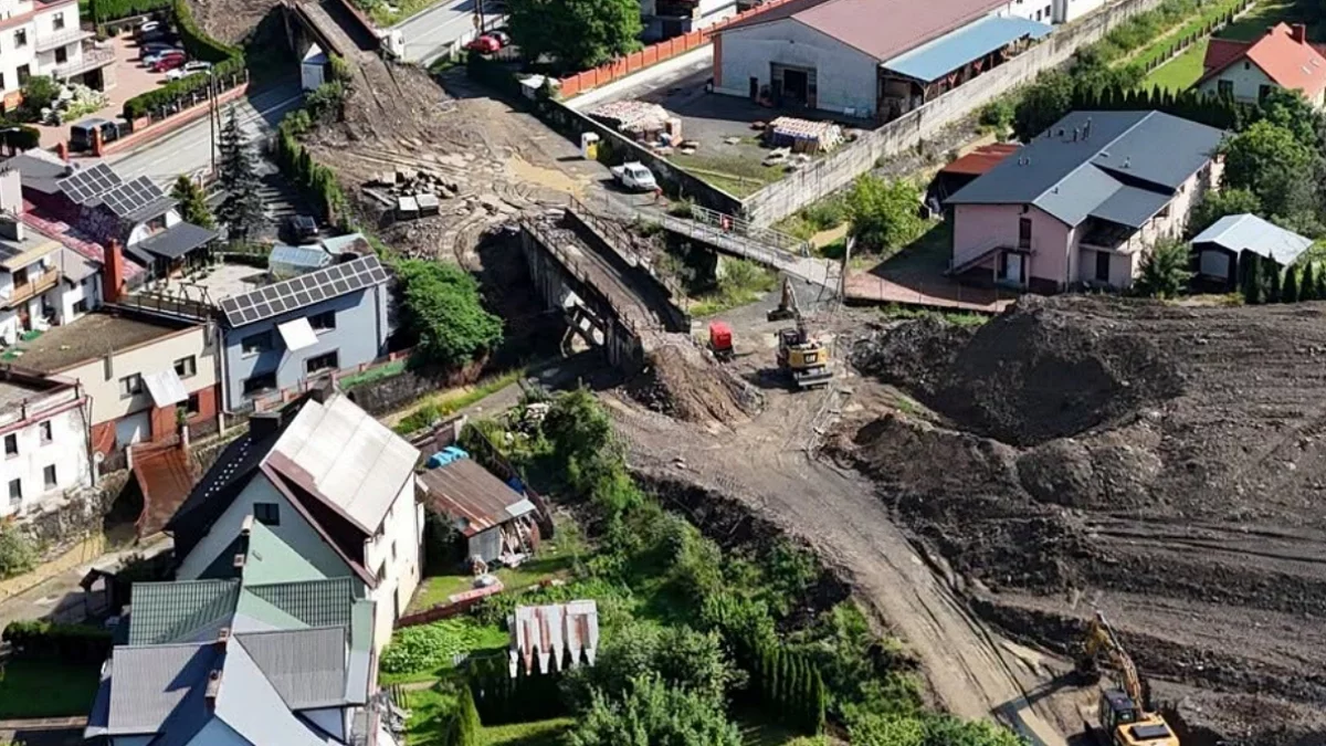 Plac budowy i prace przy obiektach inżynieryjnych na linii kolejowej w Mszanie Dolnej