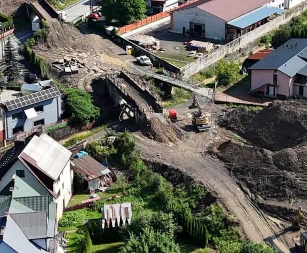 Postępy na torach - wznoszą mosty i wiadukty. Pociągi wrócą tu w przyszłym roku - zdjęcie główne