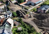 Postępy na torach - wznoszą mosty i wiadukty. Pociągi wrócą tu w przyszłym roku - zdjęcie główne