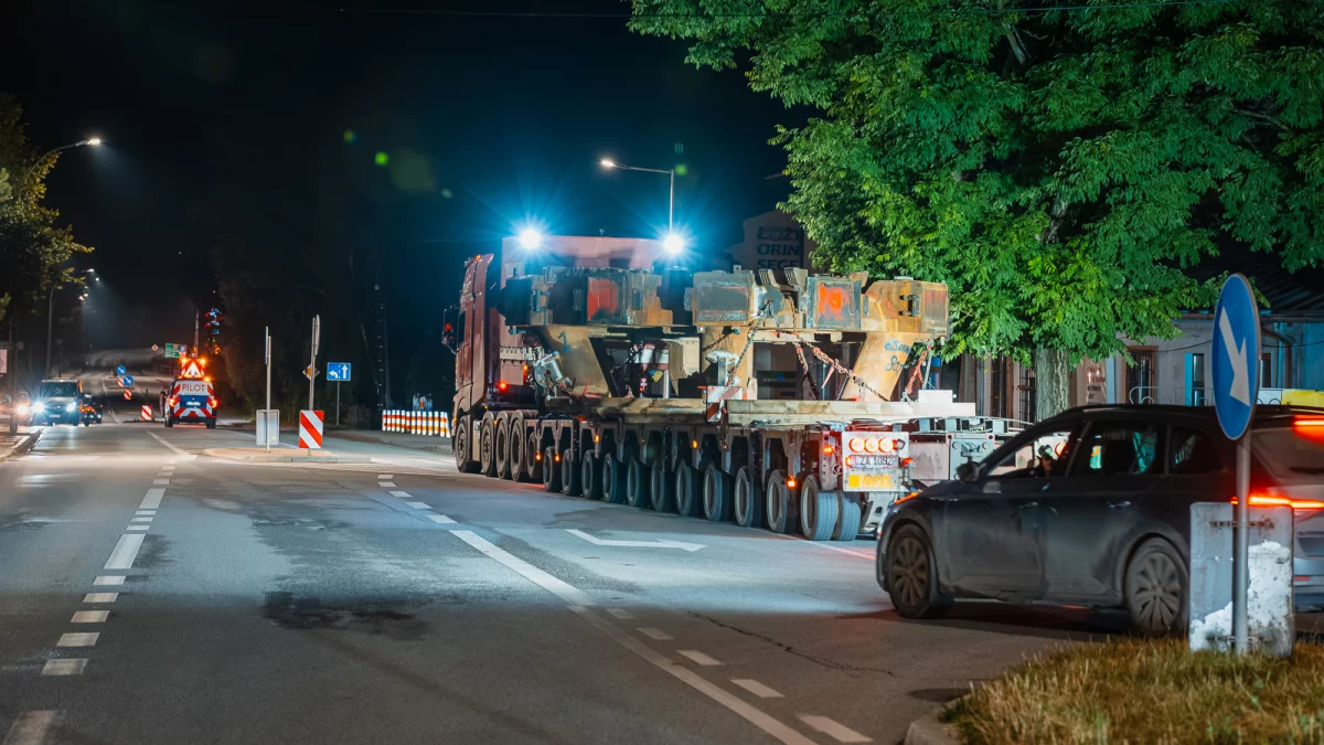 Ponadnormatywny transport elementów maszyny TBM Jadwiga na ulicach Limanowej nocą