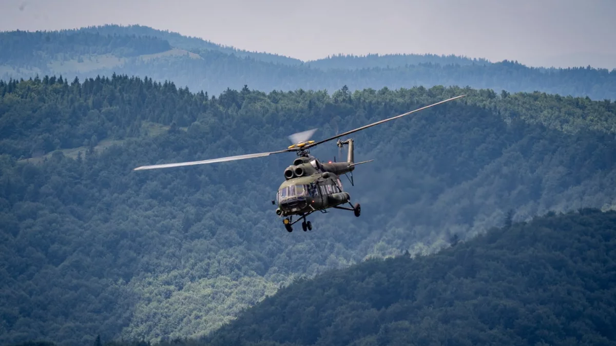 Wojskowy śmigłowiec ratowniczy Mi-8 SAR z symbolem czerwonego krzyża leci nad Beskidem Wyspowym