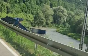 Wykolejenie pociągu; część wagonów wpadła do Popradu - zdjęcie główne