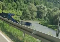 Wykolejenie pociągu; część wagonów wpadła do Popradu - zdjęcie główne