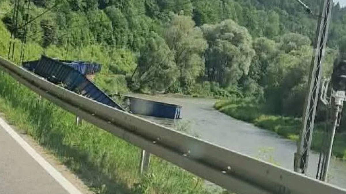 Wykolejenie pociągu; część wagonów wpadła do Popradu