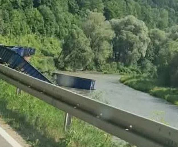 Wykolejenie pociągu; część wagonów wpadła do Popradu - zdjęcie główne