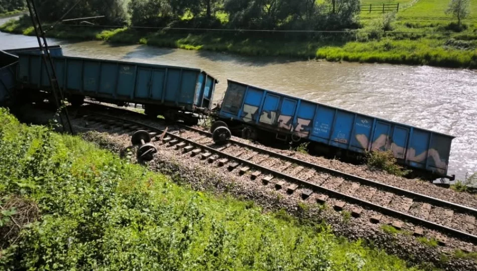 Wydobycie z Popradu wagonów wykolejonego pociągu będzie możliwe po naprawie torów - zdjęcie 1
