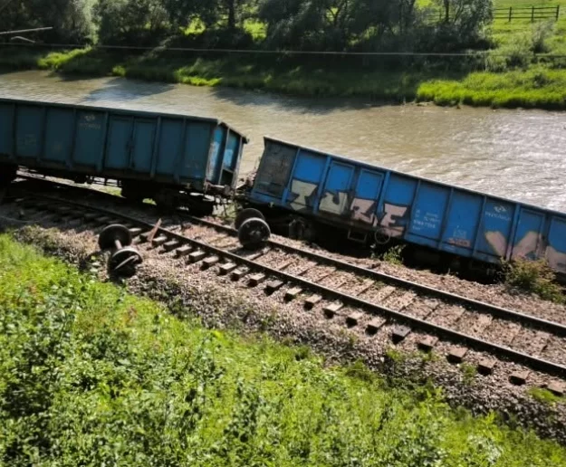 Wydobycie z Popradu wagonów wykolejonego pociągu będzie możliwe po naprawie torów - zdjęcie główne