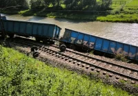 Wydobycie z Popradu wagonów wykolejonego pociągu będzie możliwe po naprawie torów - zdjęcie główne