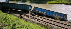 Wydobycie z Popradu wagonów wykolejonego pociągu będzie możliwe po naprawie torów - zdjęcie główne