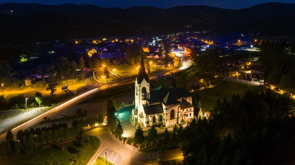 Centrum Laskowej z lotu ptaka nocą