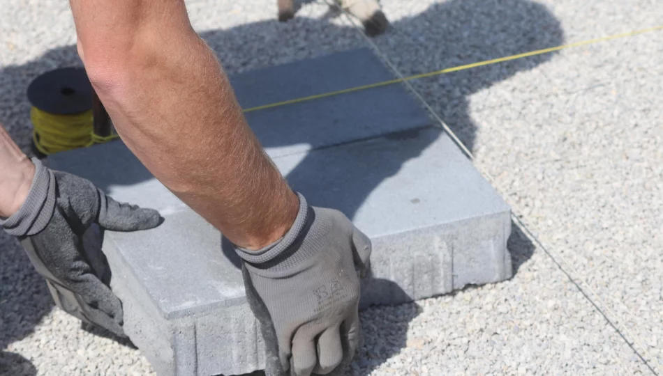 Nowoczesne technologie w brukarstwie na Zachodzie - dlaczego praca za granicą brukarz to szansa na rozwój zawodowy? - zdjęcie 1