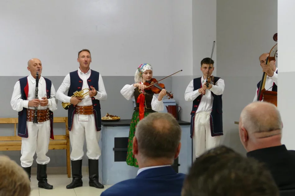Koncert ,,Kijom worci" - Święto folkloru w Bibliotece w Pisarzowej - zdjęcie 3
