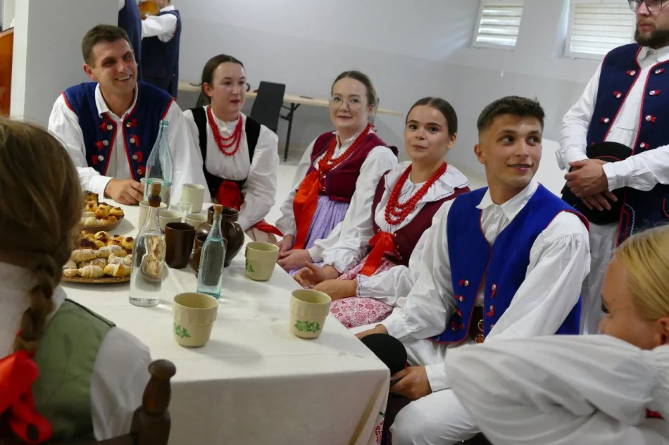 Koncert ,,Kijom worci" - Święto folkloru w Bibliotece w Pisarzowej - zdjęcie 6
