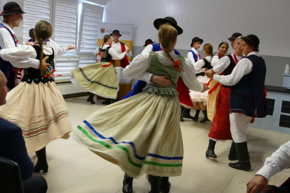 Koncert ,,Kijom worci" - Święto folkloru w Bibliotece w Pisarzowej - zdjęcie 7