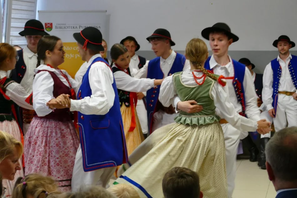 Koncert ,,Kijom worci" - Święto folkloru w Bibliotece w Pisarzowej - zdjęcie 8