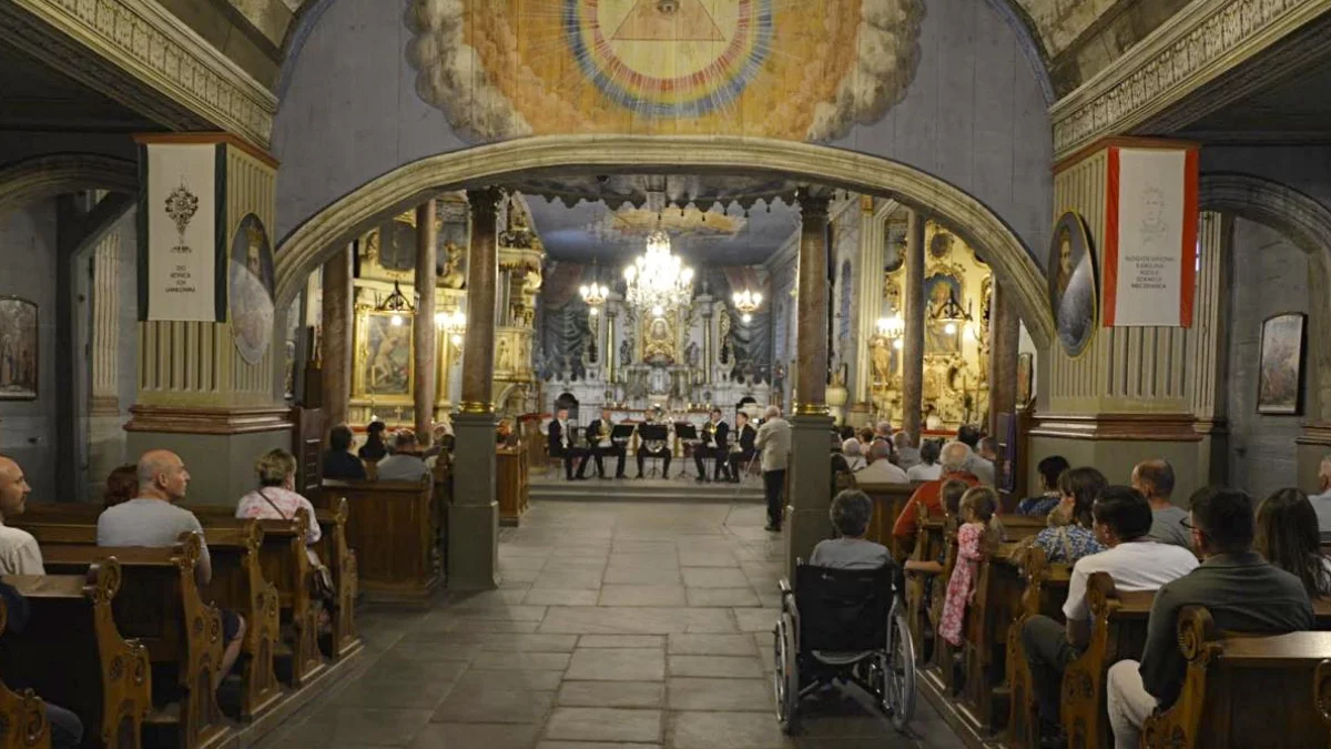 Występ kwintetu dętego blaszanego Vento Brass podczas koncertu w kościele w Dobrej