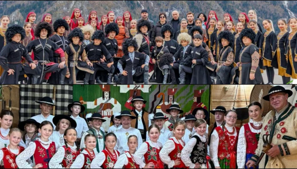Góralski i kaukaski folklor na scenie w parku - zdjęcie 1