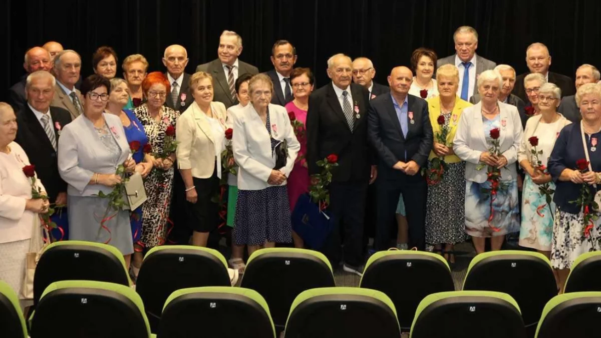 Pary z medalami za długoletnie pożycie małżeńskie w sali kameralnej LDK w Limanowej