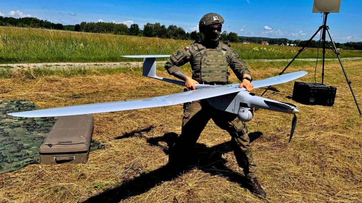 Żołnierz 11 MBOT podczas szkolenia z obsługi bezzałogowego statku powietrznego FlyEye