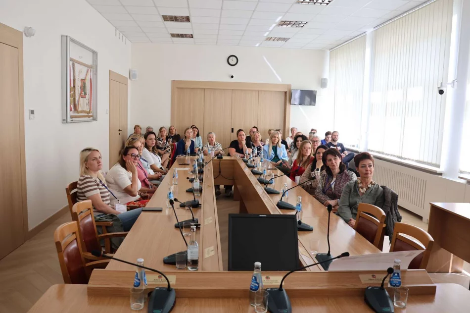 Przedstawiciele Regionalnego Ośrodka Polityki Społecznej w Toruniu z kolejną wizytą studyjną w Limanowej - zdjęcie 2