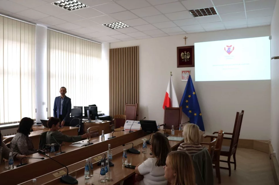Przedstawiciele Regionalnego Ośrodka Polityki Społecznej w Toruniu z kolejną wizytą studyjną w Limanowej - zdjęcie 10