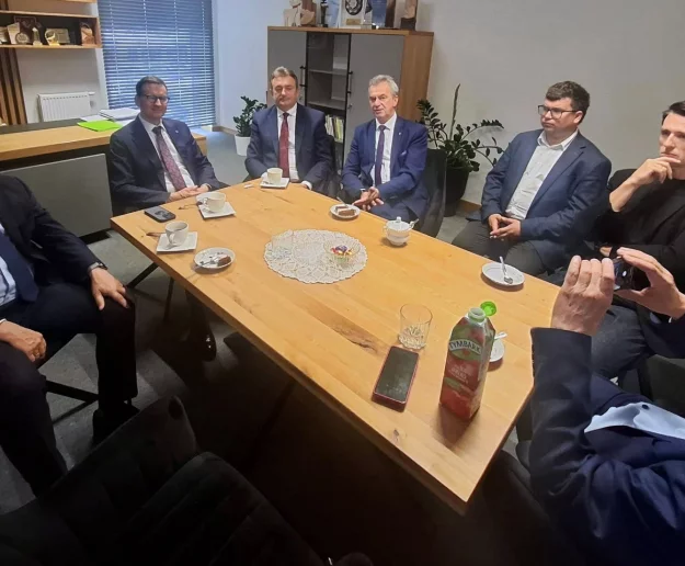 Polityczne trzęsienie w PiS. Na Limanowszczyźnie są “harcerze” czy “maślarze”? - zdjęcie główne