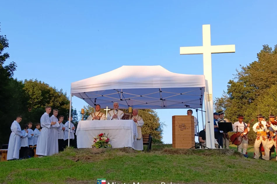 Wieczorna msza pod krzyżem na wzgórzu Grunwald  - zdjęcie 14