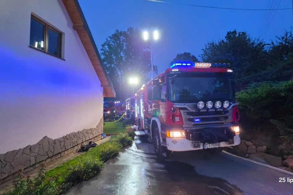 Z nocnym pożarem walczyło 60 strażaków - zdjęcie 2