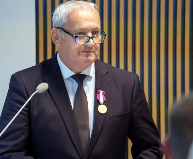 Pożegnanie sekretarza. Było wzruszenie, odznaczenie i śpiew - zdjęcie główne