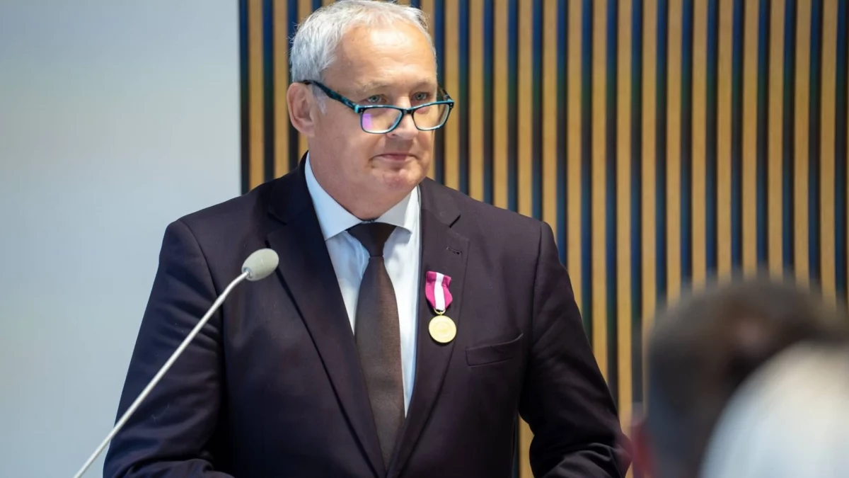 Jan Orzeł podczas wręczenia Złotego Medalu za Długoletnią Służbę w Gminie Laskowa