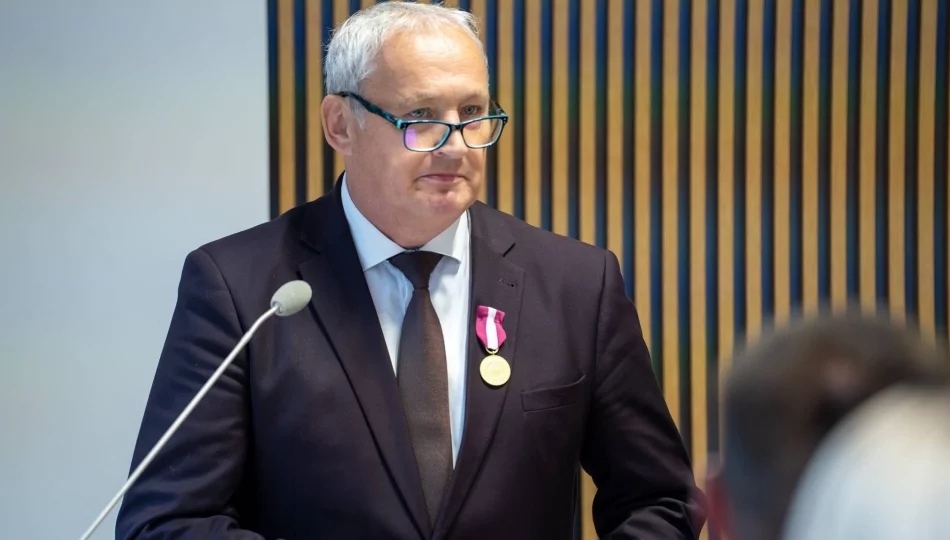 Pożegnanie sekretarza. Było wzruszenie, odznaczenie i śpiew - zdjęcie 1
