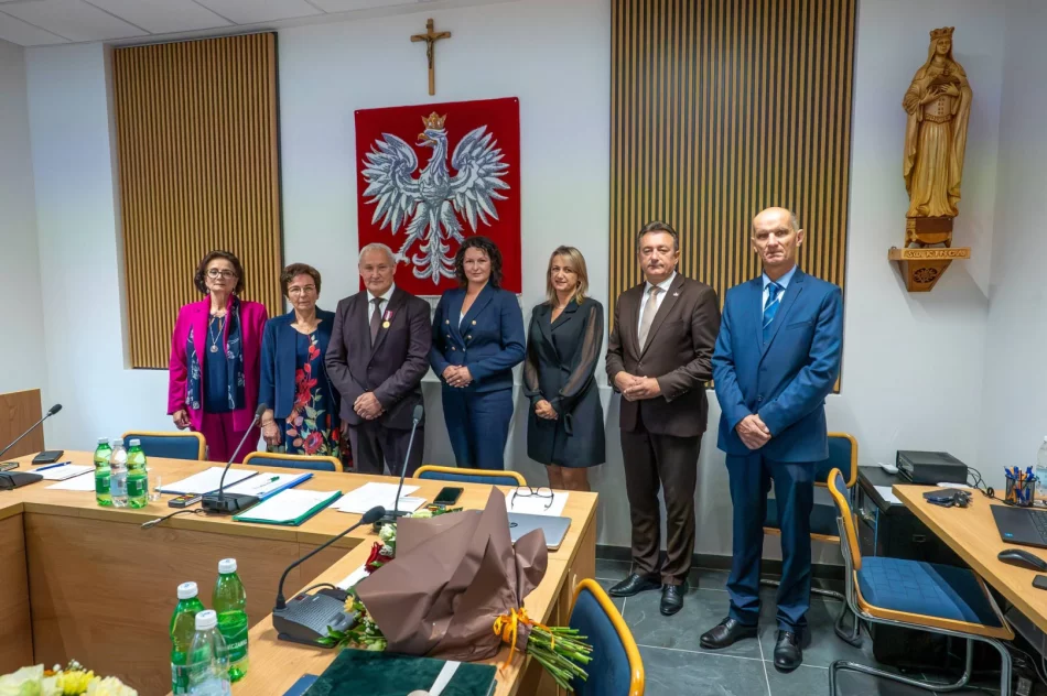 Pożegnanie sekretarza. Było wzruszenie, odznaczenie i śpiew - zdjęcie 2